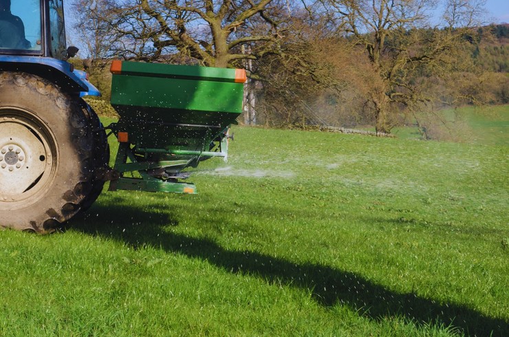 Co warto wiedzieć o nawożeniu użytków zielonych? Wskazówki dotyczące aplikacji nawozów